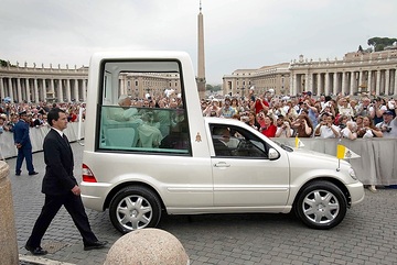 Mercedes-Benz ML 430 (W 163). Dieses Fahrzeug  wurde am 5 Juni 2002 an Papst Johannes Paul II. überreicht.