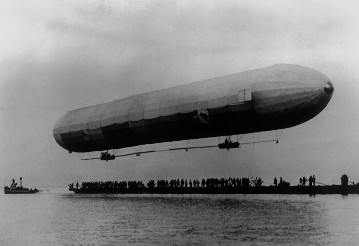 Erstes Zeppelin-Luftschiff LZ 1startet zu seinem Jungfernflug.