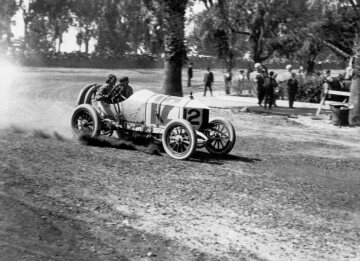 DePalma drives to second victory in the Vanderbilt Cup race