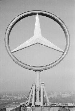 Mercedes-Stern erstahlt über Berlin