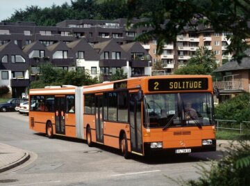 Low-floor articulated bus for easier boarding