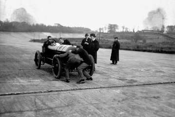 Modified version of the "Blitzen Benz” sets two world records at the Brooklands race circuit