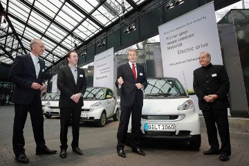 Erste Elektro-smart an Kunden übergeben