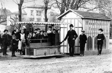 Gottlieb Daimler baut motorisierte Straßenbahn