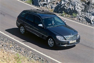 Mercedes-Benz C 200 CDI T-Modell, Baureihe 204, Version 2007. Lackierung Tenoritgrau metallic, Ausstattungslinie CLASSIC mit Stern auf der Kühlerhaube und 16-Zoll-Leichtmetallrädern im 7-Speichen-Design. Glas-Schiebe-Hebedach (Sonderausstattung).