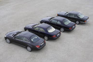 Mercedes-Benz CL-Klasse, Baureihe 216, präsentiert 2006 zusammen mit Vorgängermodellen in der Tradition der großen, auf der S-Klasse basierten Coupés mit rahmenlosen Seitenscheiben. Von vorn nach hinten: CL 500, Baureihe 216, 2006, CL 600, Baureihe 215 (1999 - 2006), Coupé der Baureihe 140 (Coupés 1992 - 1998). Dann der Typ 560 SEC in Blauschwarz metallic (DB 199), produziert von 1985 bis 1991 (Coupés der Baureihe 126 von 1981 - 1991).