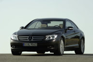 Mercedes-Benz CL 500, Baureihe 216, 2006. Sonder-Lack Germanitgrau metallic (494), Leder PASSION Saharabeige/Schwarz (805), Holzausführung Wurzelnuss glänzend (Code 731). Schiebe-Hebe-Dach elektrisch in Glasausführung mit PRE-SAFE®-Schließfunktion (Serienausstattungen). Sonderausstattungen: 19-Zoll-Leichtmetallräder im Vielspeichen-Design (Code R47), KEYLESS-GO (Code 889), Lenkrad in Holz-Leder-Kombination (Code 289), Sprachbedienungssystem LINGUATRONIC (Code 813). Foto-Shooting in und bei Hamburg/Deutschland.