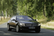 Mercedes-Benz CL 500, Baureihe 216, 2006. Sonder-Lack Germanitgrau metallic (494), Leder PASSION Saharabeige/Schwarz (805), Holzausführung Wurzelnuss glänzend (Code 731). Schiebe-Hebe-Dach elektrisch in Glasausführung mit PRE-SAFE®-Schließfunktion (Serienausstattungen). Sonderausstattungen: 19-Zoll-Leichtmetallräder im Vielspeichen-Design (Code R47), KEYLESS-GO (Code 889), Lenkrad in Holz-Leder-Kombination (Code 289), Sprachbedienungssystem LINGUATRONIC (Code 813). Foto-Shooting in und bei Hamburg/Deutschland.