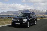 Mercedes-Benz GL 420 CDI 4MATIC, Baureihe 164, 2006, Interieur Alpakagrau, 19-Zoll-Leichtmetallräder im 5-Doppelspeichen-Design (Serienausstattung). Sonderausstattungen: Bi-Xenonscheinwerfer mit Zusatzfunktionen inklusive Einfassung der Nebelscheinwerfer in Chrom (Code 615), wärmedämmendes Glas, dunkel getönt, Seitenfenster hinten und Heckfenster (Code 840), Schiebe-Hebe-Dach elektrisch in Glasausführung mit one-touch Bedienung inklusive doppelter Sonnenblende und Seitenfenster hinten elektrisch ausstellbar (Code 414), Trittbretter in Chromoptik mit Gumminoppen (Code 846). Aufnahme in Reykjavik/Island, Mai 2006.