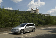 Mercedes-Benz R 280 CDI 4MATIC, Version mit normalem Radstand, Baureihe 251, Version 2007. Iridiumsilber metallic (775), Styling-Paket (Code U61) mit Chromapplikationen, auch im Kühlergrill (in Sterlingsilber). Weitere Sonderausstattungen: 18-Zoll-Leichtmetallräder im 10-Speichen-Design (Code R41), Panorama-Schiebedach (Code 413), wärmedämmendes Glas dunkel getönt, Seitenfenster hinten und Heckfenster (Code 840).