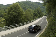 Mercedes-Benz R 280 CDI 4MATIC, Version mit normalem Radstand, Baureihe 251, Version 2007. Obsidianschwarz metallic (197), Leder Kaschmirbeige (204), Styling-Paket (Code U61) mit Chromapplikationen, auch im Kühlergrill (in Sterlingsilber). Weitere Sonderausstattungen: 18-Zoll-Leichtmetallräder im 10-Speichen-Design (Code R41), Schiebe-Hebedach, elektrisch, in Glasausführung (Code 414), wärmedämmendes Glas dunkel getönt, Seitenfenster hinten und Heckfenster (Code 840).