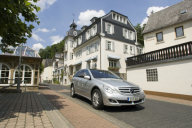 Mercedes-Benz R 280 CDI 4MATIC, Version mit normalem Radstand, Baureihe 251, Version 2007. Iridiumsilber metallic (775), Styling-Paket (Code U61) mit Chromapplikationen, auch im Kühlergrill (in Sterlingsilber). Weitere Sonderausstattungen: 18-Zoll-Leichtmetallräder im 10-Speichen-Design (Code R41), Panorama-Schiebedach (Code 413), wärmedämmendes Glas dunkel getönt, Seitenfenster hinten und Heckfenster (Code 840). Aufnahme in Balduinstein/Deutschland.