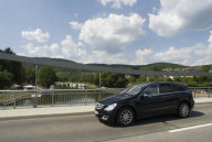 Mercedes-Benz R 280 CDI 4MATIC, Version mit normalem Radstand, Baureihe 251, Version 2007. Obsidianschwarz metallic (197), Leder Kaschmirbeige (204), Styling-Paket (Code U61) mit Chromapplikationen, auch im Kühlergrill (in Sterlingsilber). Weitere Sonderausstattungen: 18-Zoll-Leichtmetallräder im 10-Speichen-Design (Code R41), Schiebe-Hebedach, elektrisch, in Glasausführung (Code 414), wärmedämmendes Glas dunkel getönt, Seitenfenster hinten und Heckfenster (Code 840).