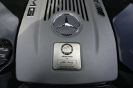 Mercedes-Benz CL 65 AMG, Baureihe 216, 2007. V12-Biturbo-Ottomotor M 275 mit 5.980 cm³, 450 kW/612 PS und maximalem Drehmoment von 1.000 Newtonmetern (bei 2.000 - 4.000 /min, elektronisch begrenzt). AMG SPEEDSHIFT 5-Gang-Automatikgetriebe, AMG Sport-Abgasanlage mit zwei verchromten Doppelendrohren im AMG V12-Design, AMG Hochleistungs-Bremsanlage mit Verbundbremsscheiben rundum. Blick in den Motorraum: AMG Motorenmontage nach dem Prinzip "One man - One engine" und bestätigt mit der Signaturplakette (Volker Haag).