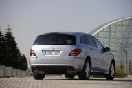 Mercedes-Benz R 350 BlueTEC 4MATIC, Version mit langem Radstand, Baureihe 251, 2009, Iridiumsilber metallic (775). Interieur Alpakagrau, 18-Zoll-Leichtmetallräder im 5-Doppelspeichen-Design (Serienausstattung). Sonderausstattungen: Chrom-Paket (Code 900), Schiebe-Hebe-Dach (Code 414), wärmedämmendes Glas dunkel getönt, Seitenfenster hinten und Heckfenster (Code 840).