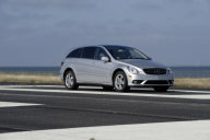 Mercedes-Benz R 320 BlueTEC, Version mit langem Radstand, Baureihe 251, Ausführung für die USA (4MATIC Serienausstattung), Version 2008. Iridiumsilber metallic (775), Interieur Alpakagrau. 19-Zoll-5-Speichen-Designräder incenio "Situla" in Sterlingsilber lackiert, Panorama-Schiebedach, wärmedämmendes Glas dunkel getönt, Seitenfenster hinten und Heckfenster.