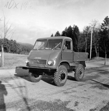 Mercedes-Benz Unimog 25-PS (Baureihe 401/402) mit einem geschlossenen Ganzstahl-Fahrerhaus, 1953 - 1956