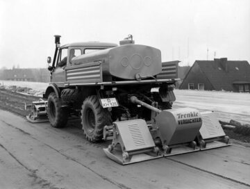 Unimog, model series 406 with water tank and Trenkle plate compactors, used in road construction