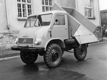 Unimog U25, model series 401 with enclosed cab model "B" and tipper platform