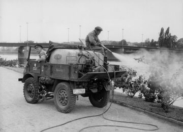 Unimog U25, model series 401 with mounted tank during pest control operations