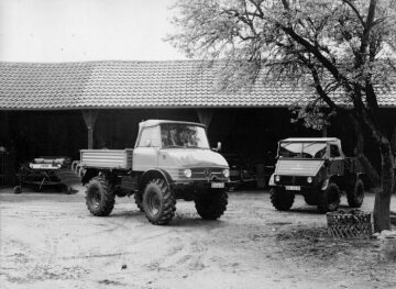 Unimog U65, model series 406, in the background a Unimog of model series 411, both with open cab