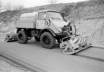 Mercedes-Benz Unimog U 80 of model series 406 with TRENKLE six-plate compactor, Boschung system, compacting the frost protection layer, 1970.