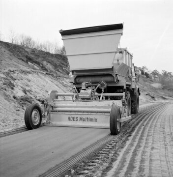 Mercedes-Benz Unimog model U 80 of model series 406 with Hoes binding agent spreader, 1970. The Hoes Multimix rotary cutter cutting a cement-stabilised surface.
