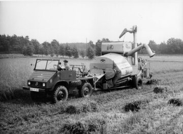 Unimog, model series 411 with Claas Junior towed combine harvester