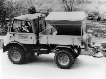 Unimog, model series 421 with Schmidt silo spreader