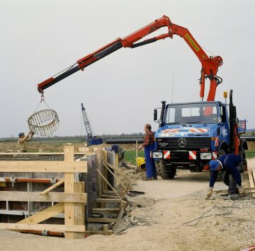 Unimog U1250, model series 424 with Palfinger loading crane, used in supplying water from Lake Constance