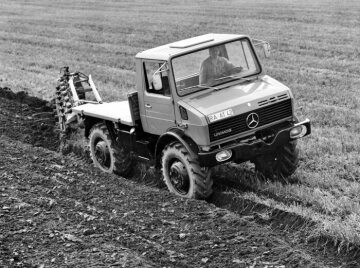 Unimog U 120, model series 425, pre-production vehicle with plough cultivating soil, 1974
