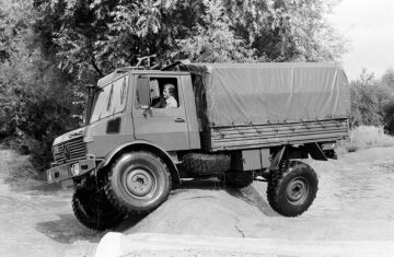 Unimog U1300L, model series 435 during a demonstration on the Ötigheim testing grounds