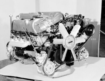 Mercedes-Benz Typ 300 SEL 6,3 Liter Motor,1968.
Der 6,3-Liter-V8-Motor (M 100) hat eine mechanische Bosch-Achtstempel-Einspritzpumpe und eine Leistung von 184 kW (250 PS). Der Motor entstammt dem Mercedes 600