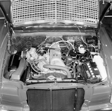 Mercedes-Benz Motorraum eines W 114/ W 115, Typ 230.4 (Motor M 115) aus dem Jahre 1973 bis 1976