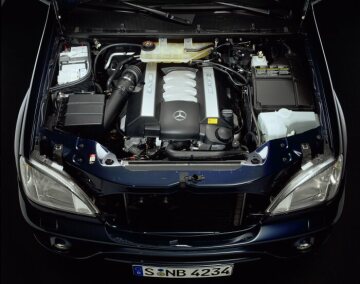 Motorraum des Mercedes-Benz Typ ML 55 AMG, Motor M 113.