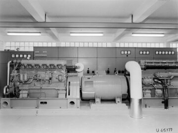 Tandem-Aggregat 400-kVA mit zwei Mercedes-Benz Dieselmotoren Typ MB 846 A zur Notstromversorgung des Krankenhauses in Celle, 1968.