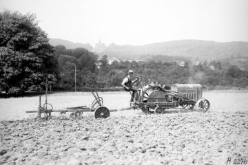 As early as 1909 the Motorenfabrik München-Sendling develops the first German farm tractor. In 1919 Benz & Cie., together with the Munich Motorenfabrik München-Sendling forms "Benz-Sendling Motorpflüge GmbH" whose headquarters are in Berlin. Its three-wheel T 3 motorised plough is powered by a chain mounted on its single, large rear wheel.