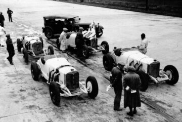 Großer Preis von Deutschland auf dem Nürburgring, 19.07.1931. Vier Mercedes-Benz SSKL Rennsportwagen während den Startvorbereitungen.