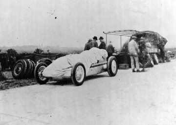 Rekordfahrten am 28. und 30. Oktober 1934 auf der Strecke von Gyon bei Budapest. Rudolf Caracciola errang mit dem Mercedes-Benz Rekordwagen W 25 ("Rennlimousine") internationale Rekorde.