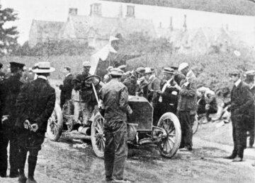 IV. Gordon-Bennett-Rennen in Irland, 02.07.1903. Foxhall Keene (Startnummer 12) am Start mit einem 60 PS Mercedes-Simplex-Rennwagen.