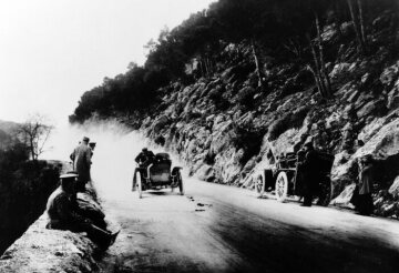 Woche von Nizza, 04.-11.04.1902. Bergrennen Nizza-La Turbie, 07.04.1902. Baron Henry de Rothschild mit einem 40 PS Mercedes-Simplex. Rennen in der Kategorie: Rennwagen über 1000 kg.