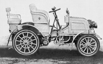 Daimler 12 PS Phönix-Rennwagen. Bei den ersten Phönix-Modellen handelte es sich noch um extrem hoch bauende Vehikel mit runder Motorhaube und kreisförmigen Kühlern, sie wiesen eine Motorleistung bis 24 PS auf.