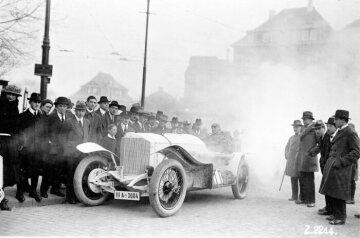 Targa Florio 02. April 1922. Am Bubenbad vor der Abfahrt zum Rennen. Christian Werner mit Beifahrer auf Mercedes 28/95 PS Rennsport-Tourenwagen (Zulassungsnummer IIIA-3004). Werner belegt in der Kategorie: Serienwagen über 4,5-Liter, den zweiten Platz.