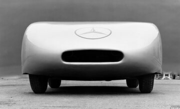 Mercedes-Benz 12-Zylinder-Rekordwagen W 125, 1937. Rekordversuchsfahrten auf der Reichsautobahn Frankfurt a. M. - Darmstadt, Oktober 1937.