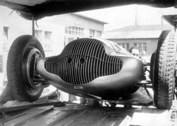 Großer Preis von Frankreich, Reims, 03.07.1938. Mercedes-Benz 3-l-Formel-Rennwagen W 154 beim aufladen. Mercedes-Benz Lkw – Pritschenwagen, Transporter der Rennabteilung.