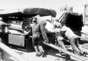 Großer Preis von Frankreich, Reims, 03.07.1938. Mercedes-Benz 3-l-Formel-Rennwagen W 154 beim aufladen. Mercedes-Benz Lkw – Pritschenwagen, Transporter der Rennabteilung. (Startnummer 28 - Hermann Lang belegte den dritten Platz bei diesem Rennen).