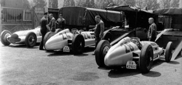 Großer Preis von Frankreich, Reims, 03.07.1938. Drei Mercedes-Benz 3-l-Formel-Rennwagen W 154 an den Mercedes-Benz Lkw – Pritschenwagen, Transporter der Rennabteilung.