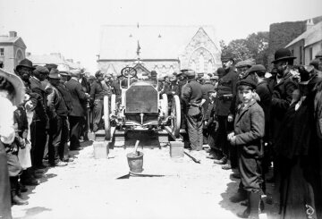 Mercedes-Simplex 60 PS Gordon-Bennett-Rennwagen auf der Waage. Der Siegerwagen beim IV. Gordon-Bennett-Rennen in Irland, 02.07.1903.