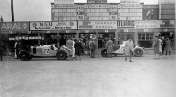 Großer Preis von Deutschland auf dem Nürburgring, 19.07.1931. Startvorbereitungen - Mercedes-Benz SSKL Rennsportwagen an den Boxen.