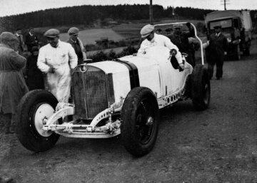 Trainingsfahrt beim Großen Preis von Deutschland auf dem Nürburgring, 19.07.1931. Mercedes-Benz SSKL Rennsportwagen beim Reifenwechsel mit einem Schnellwagenheber.